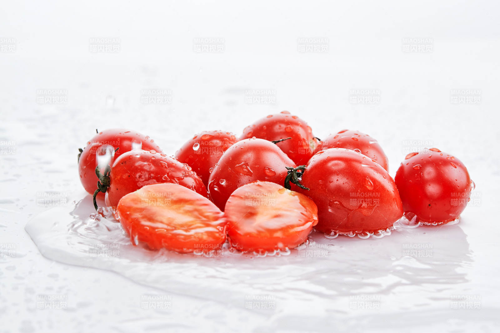 白色背景上摆放的鲜红圣女果图片