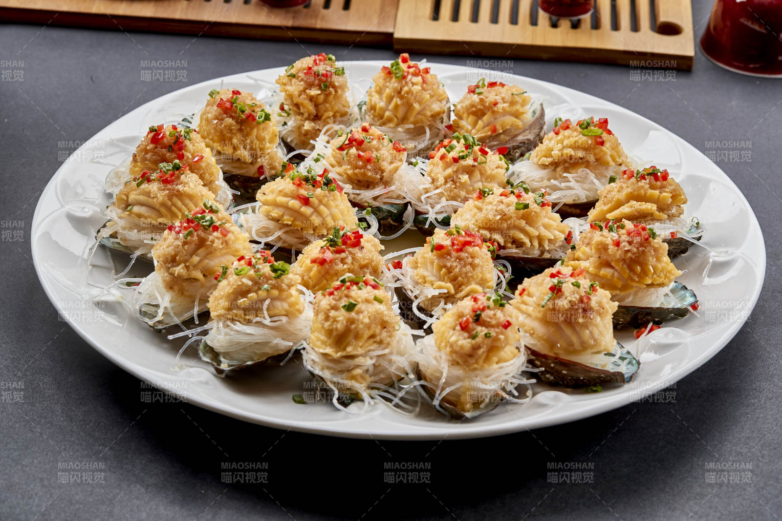 传统海鲜美食蒜蓉粉丝蒸鲜鲍鱼图片