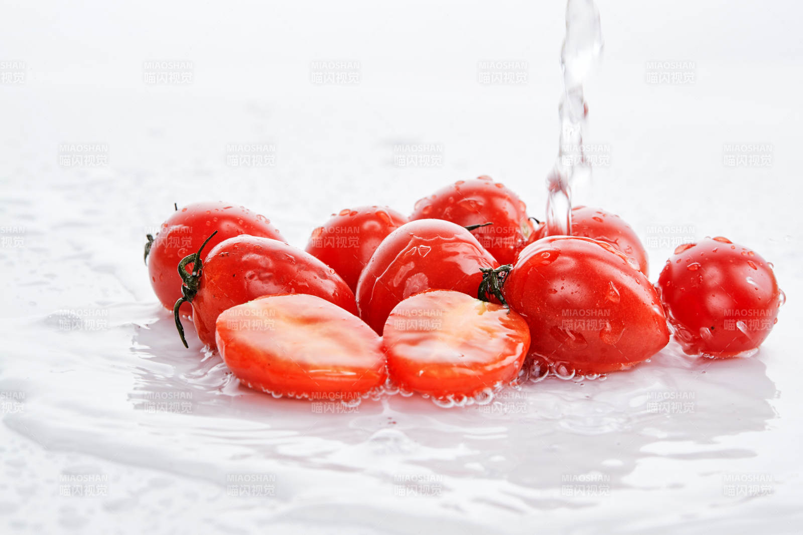 白色背景上摆放的鲜红圣女果图片