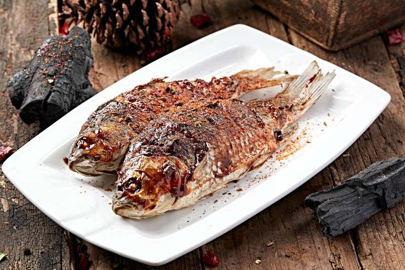 炭烤香辣野生高背鲫鱼图片