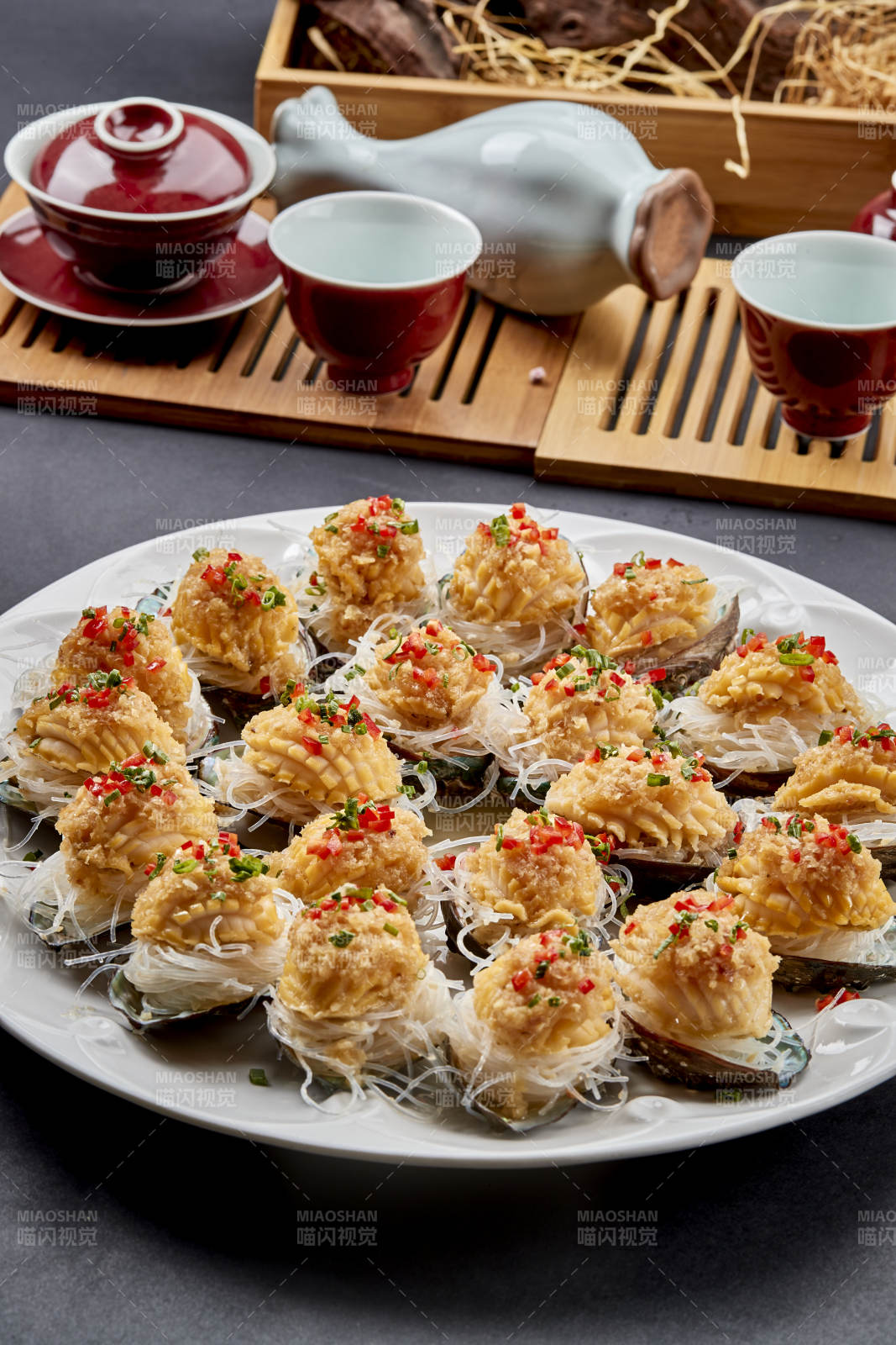 传统海鲜美食蒜蓉粉丝蒸鲜鲍鱼图片