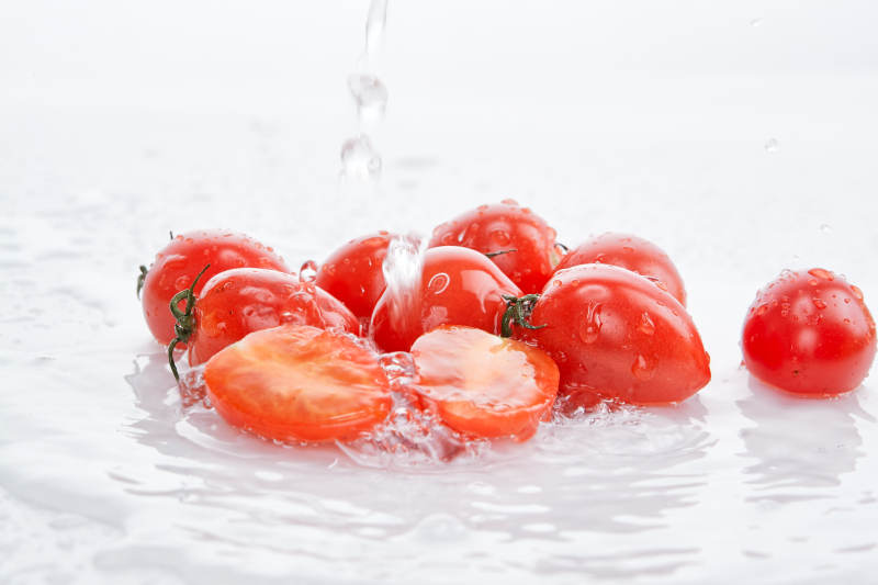 白色背景上摆放的鲜红圣女果图片