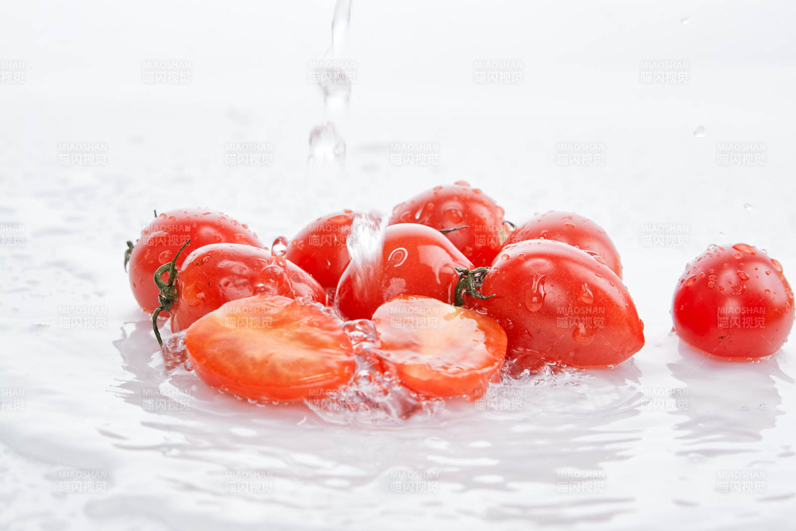 白色背景上摆放的鲜红圣女果图片