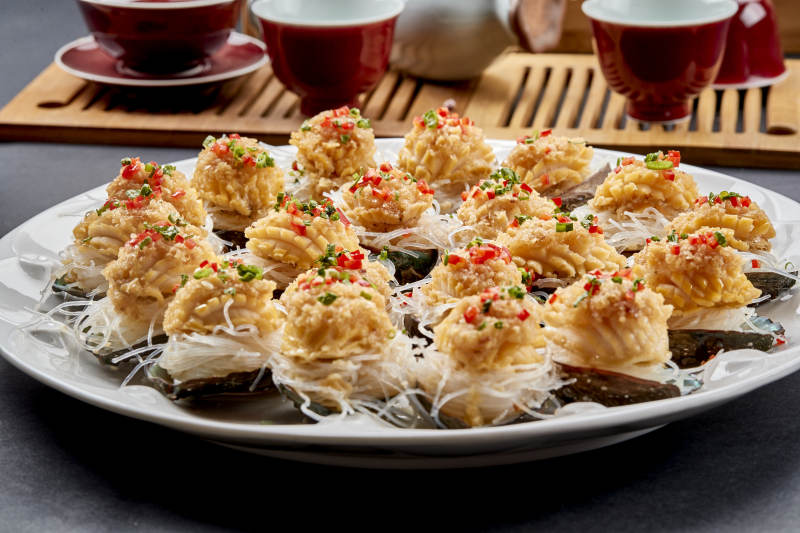 传统海鲜美食蒜蓉粉丝蒸鲜鲍鱼图片