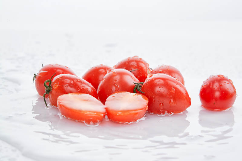 白色背景上摆放的鲜红圣女果图片