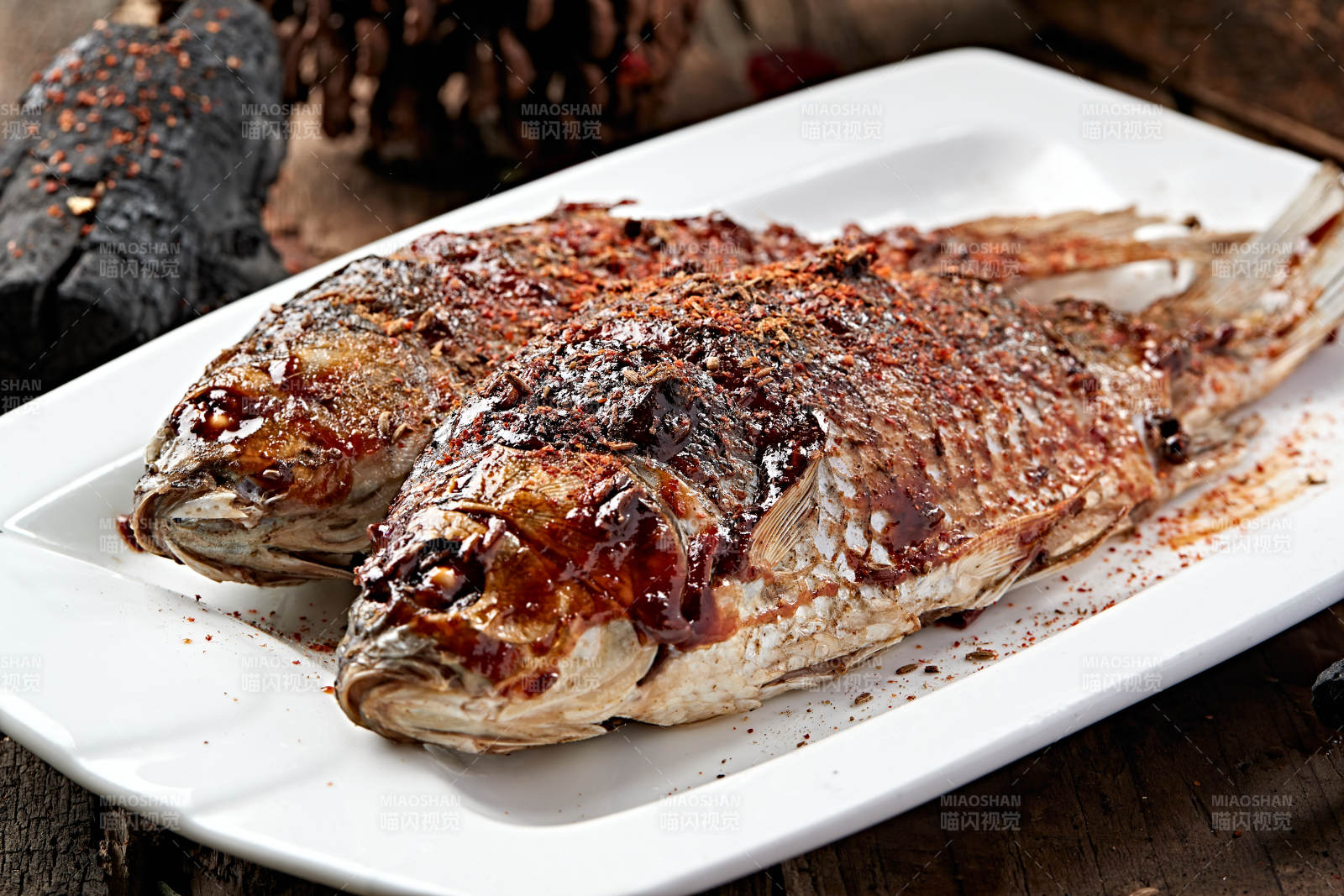炭烤香辣野生高背鲫鱼图片