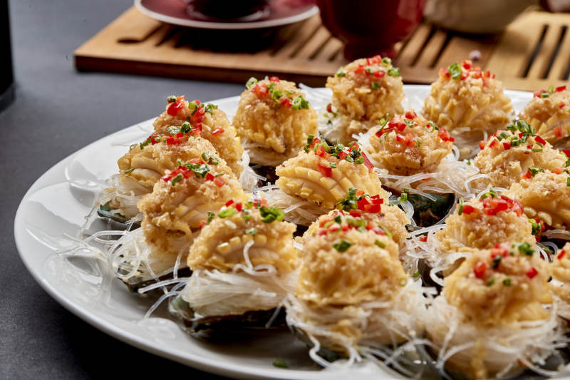 传统海鲜美食蒜蓉粉丝蒸鲜鲍鱼图片