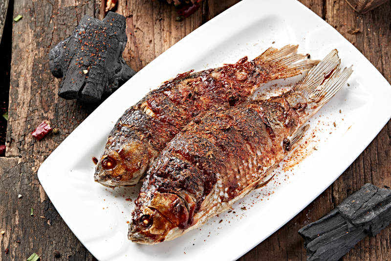 炭烤香辣野生高背鲫鱼图片