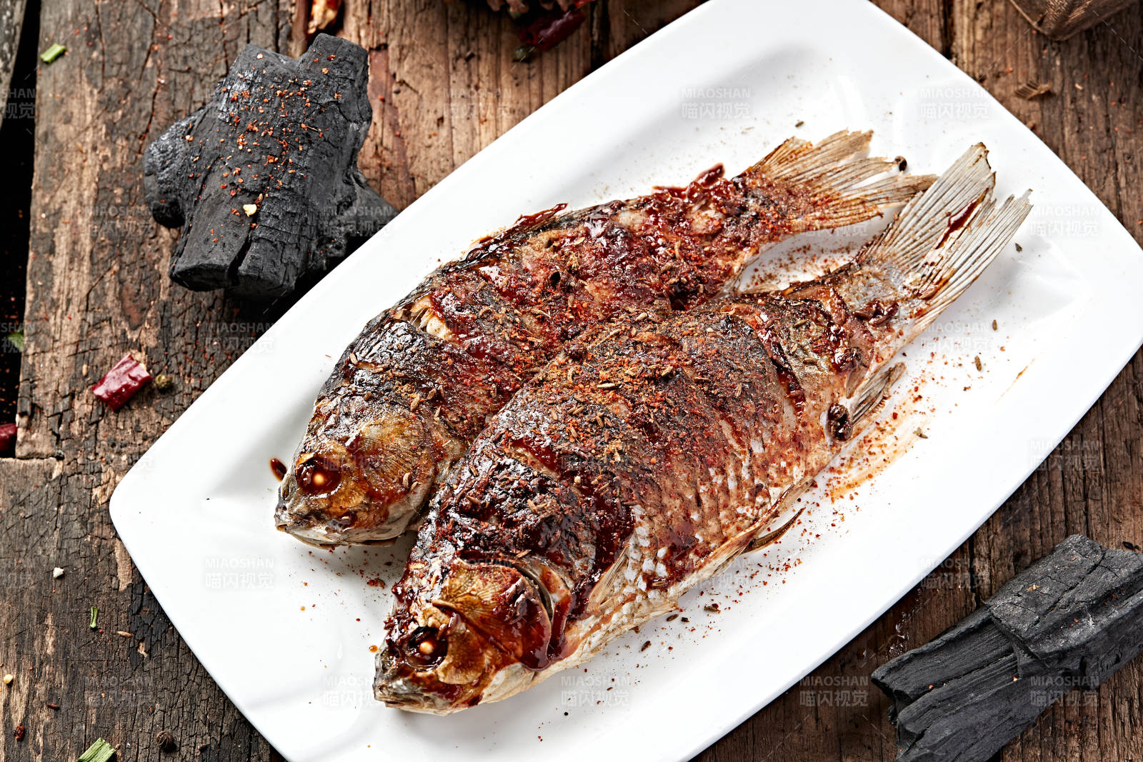 炭烤香辣野生高背鲫鱼图片