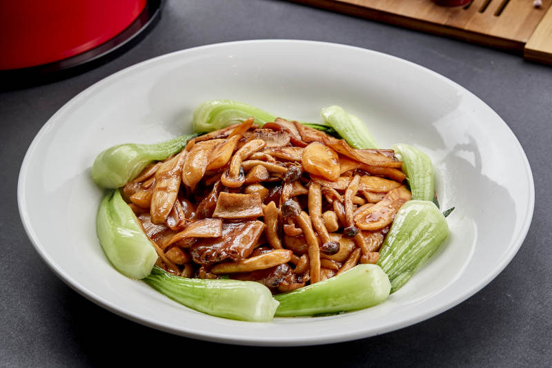 白色瓷盘装的美味鲁菜葱烧杂菌图片