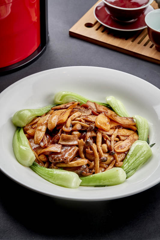 白色瓷盘装的美味鲁菜葱烧杂菌图片