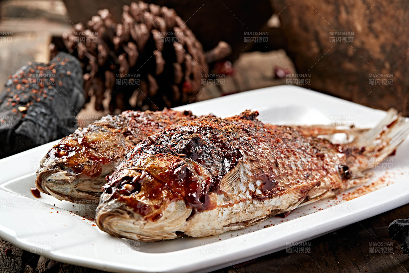 炭烤香辣野生高背鲫鱼图片