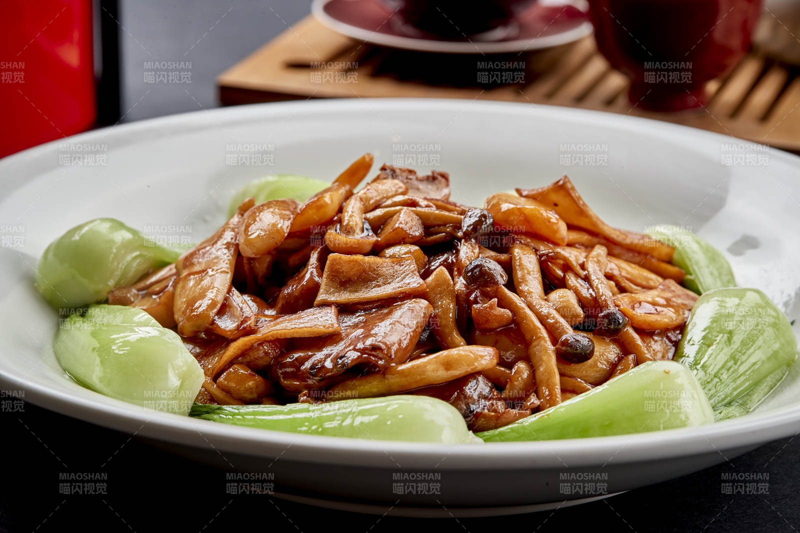 白色瓷盘装的美味鲁菜葱烧杂菌图片