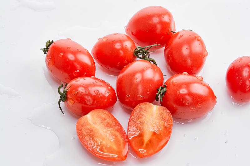 白色背景上摆放的鲜红圣女果图片