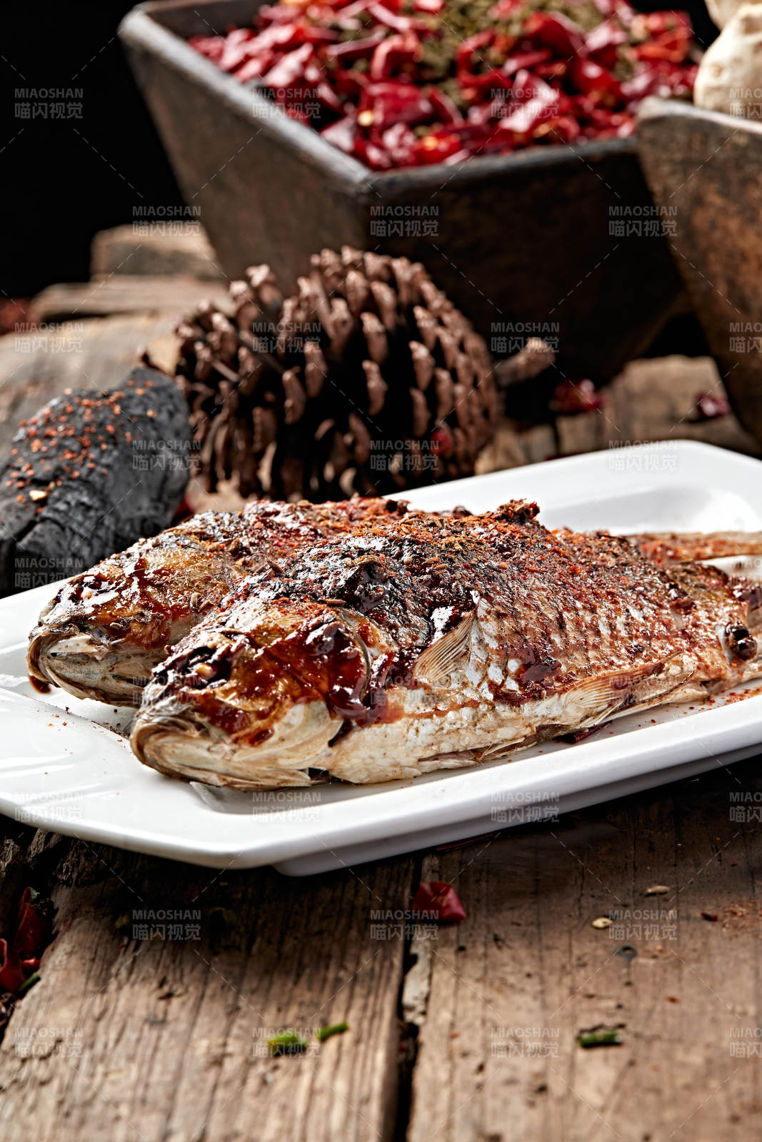 炭烤香辣野生高背鲫鱼图片