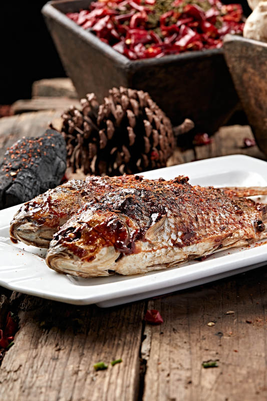 炭烤香辣野生高背鲫鱼图片