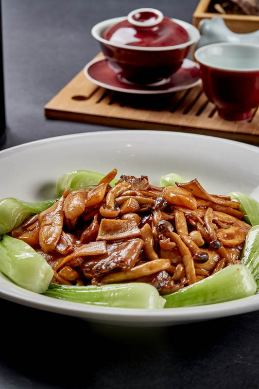 白色瓷盘装的美味鲁菜葱烧杂菌图片