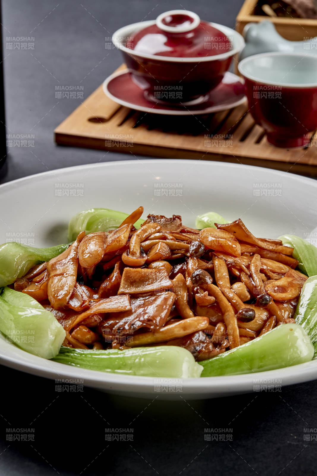 白色瓷盘装的美味鲁菜葱烧杂菌图片