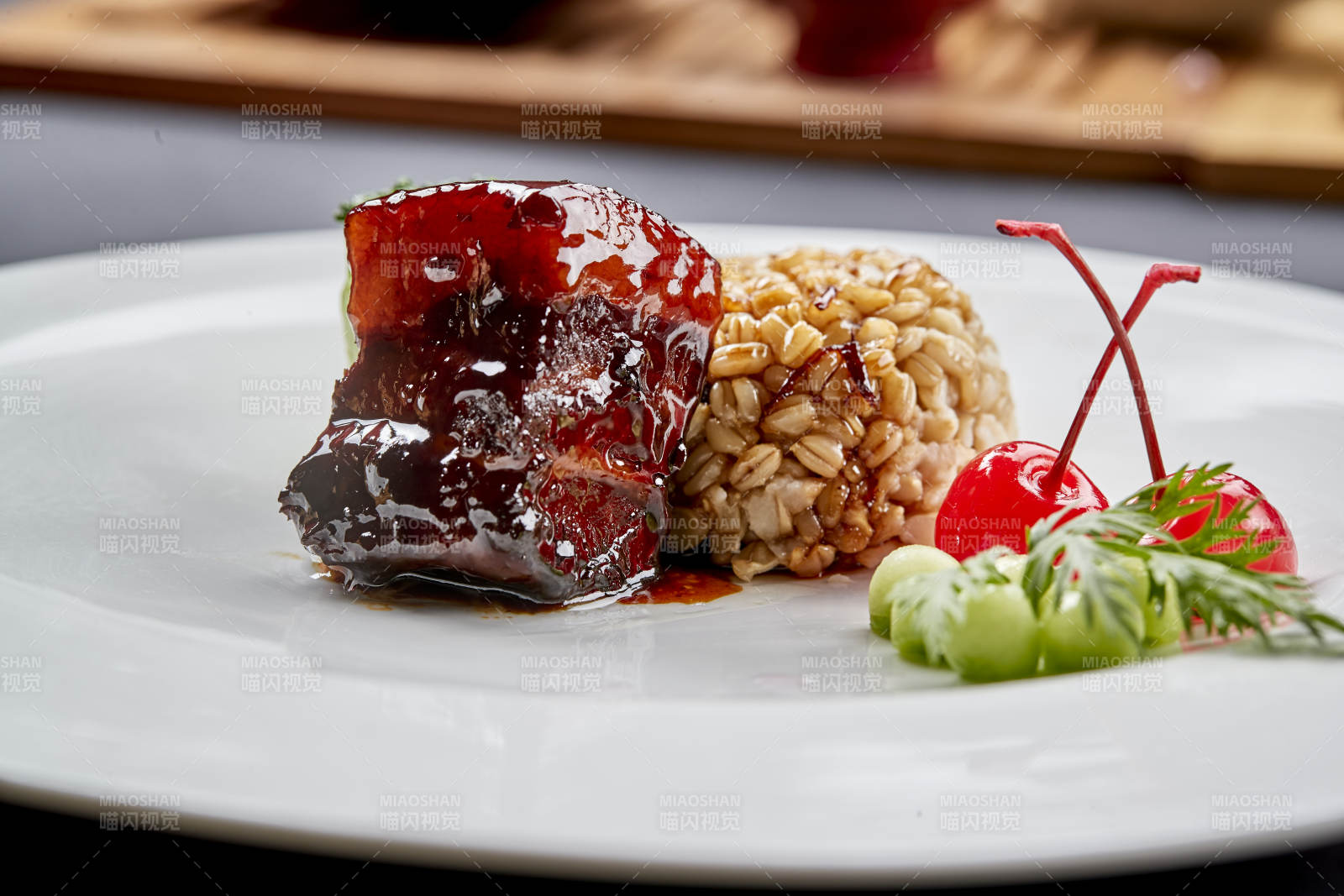 位菜浇汁东坡肉配薏仁米饭图片