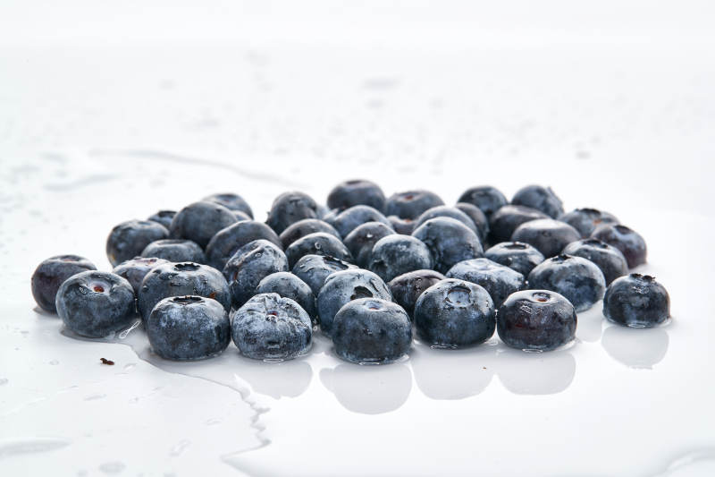 白色背景上摆放的鲜红圣女果图片