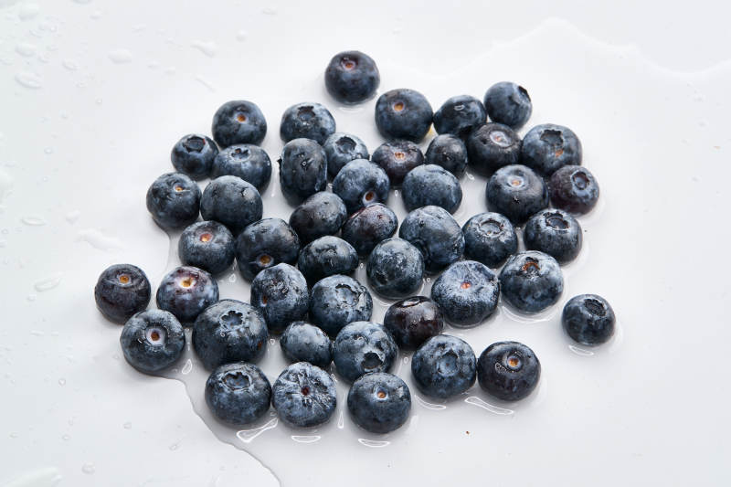 白色背景上摆放的鲜红圣女果图片