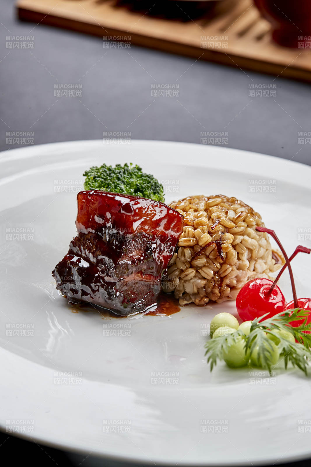 位菜浇汁东坡肉配薏仁米饭图片