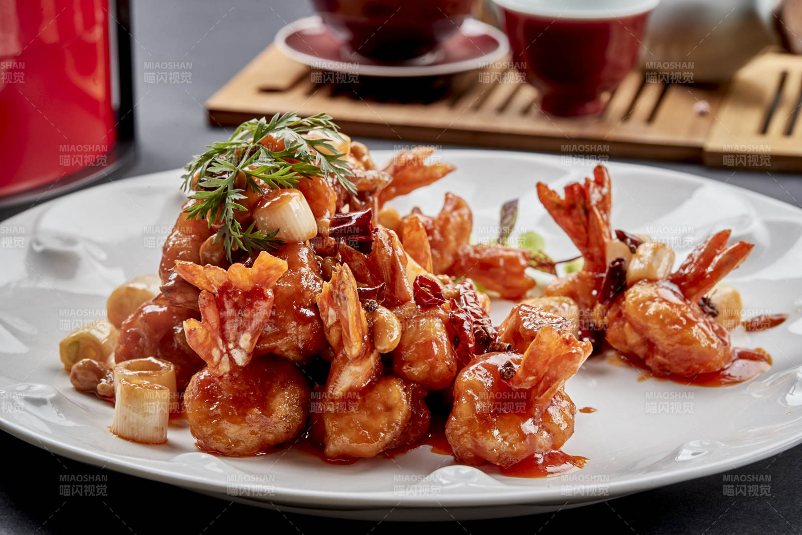 瓷盘装的川味美食宫爆大虾球图片