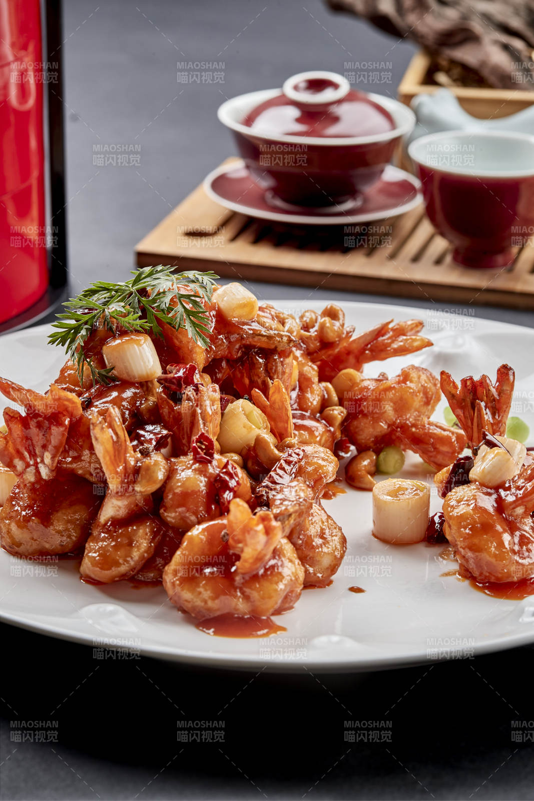 瓷盘装的川味美食宫爆大虾球图片