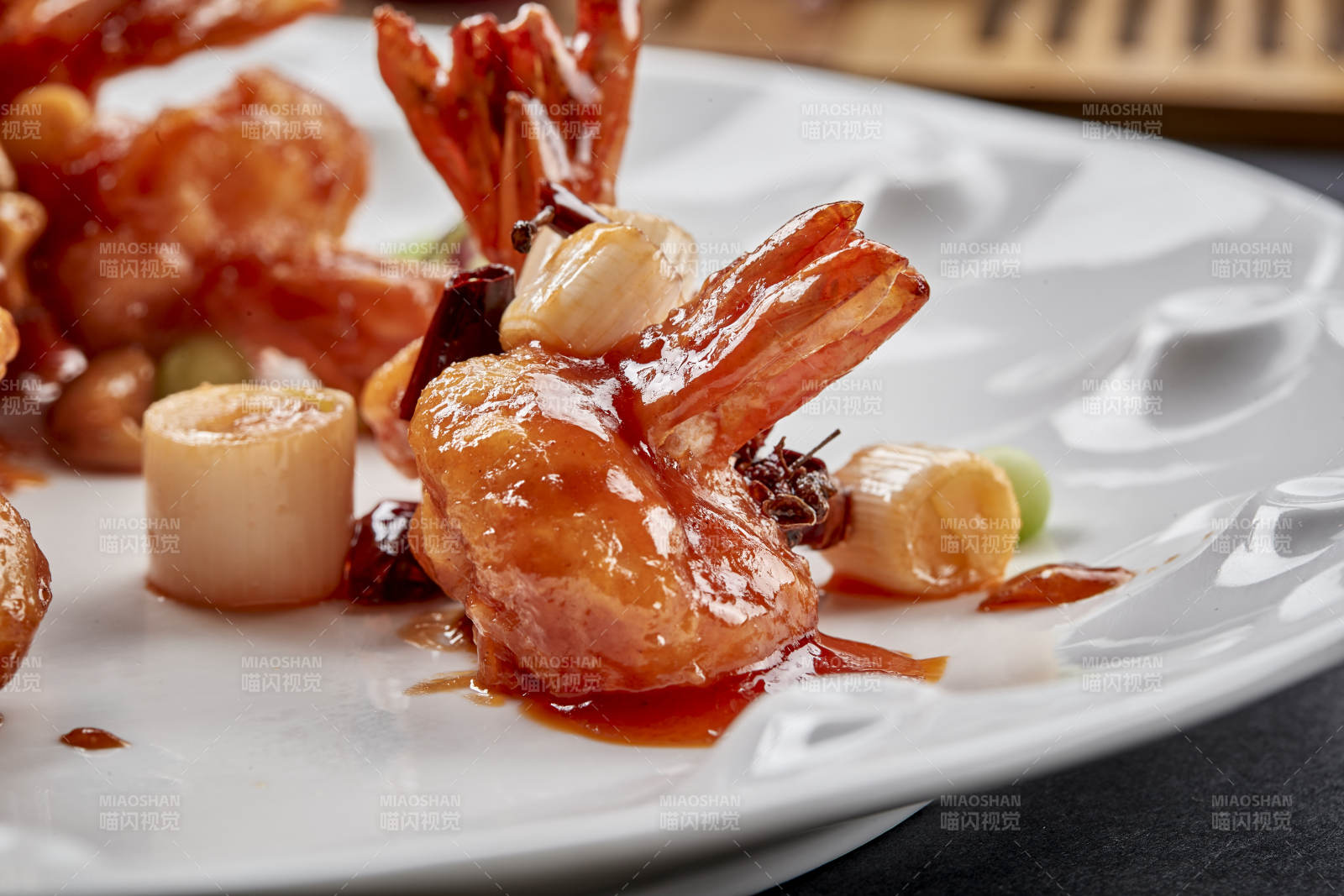 瓷盘装的川味美食宫爆大虾球图片