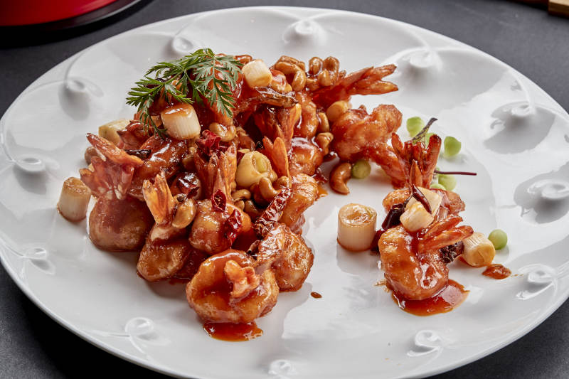 瓷盘装的川味美食宫爆大虾球图片