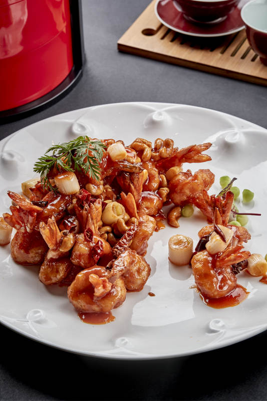 瓷盘装的川味美食宫爆大虾球图片