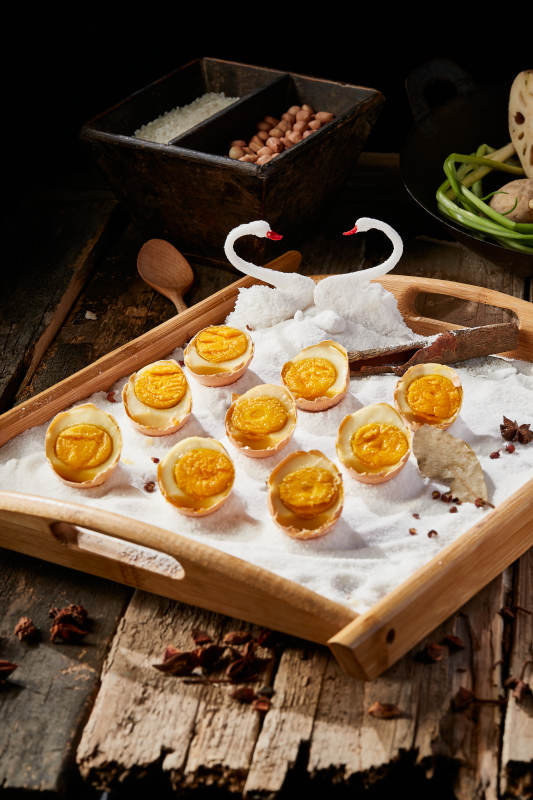 分切爆腌海鸭蛋图片