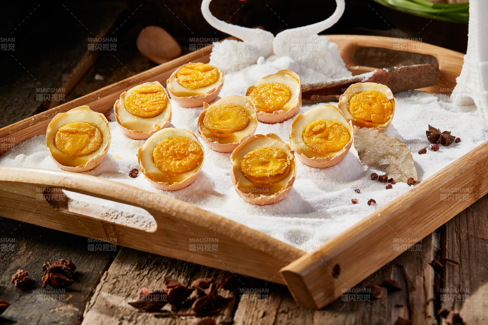 分切爆腌海鸭蛋图片