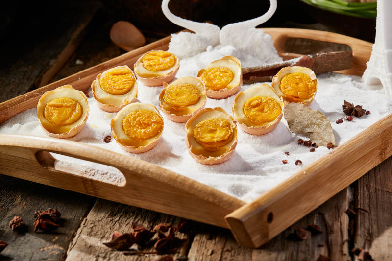 分切爆腌海鸭蛋图片