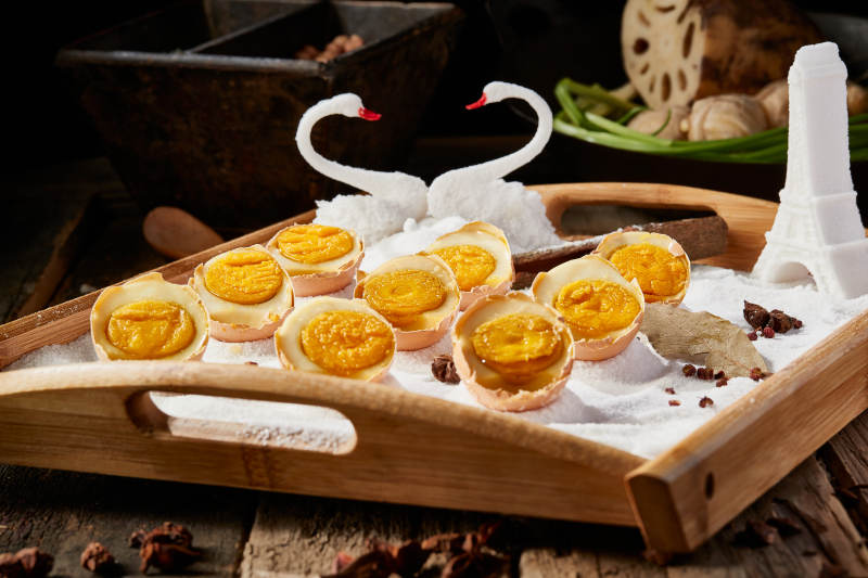分切爆腌海鸭蛋图片
