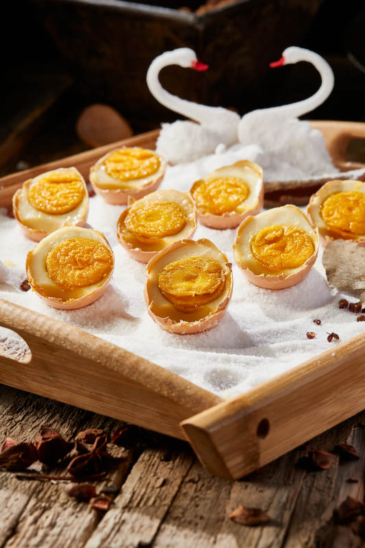 分切爆腌海鸭蛋图片