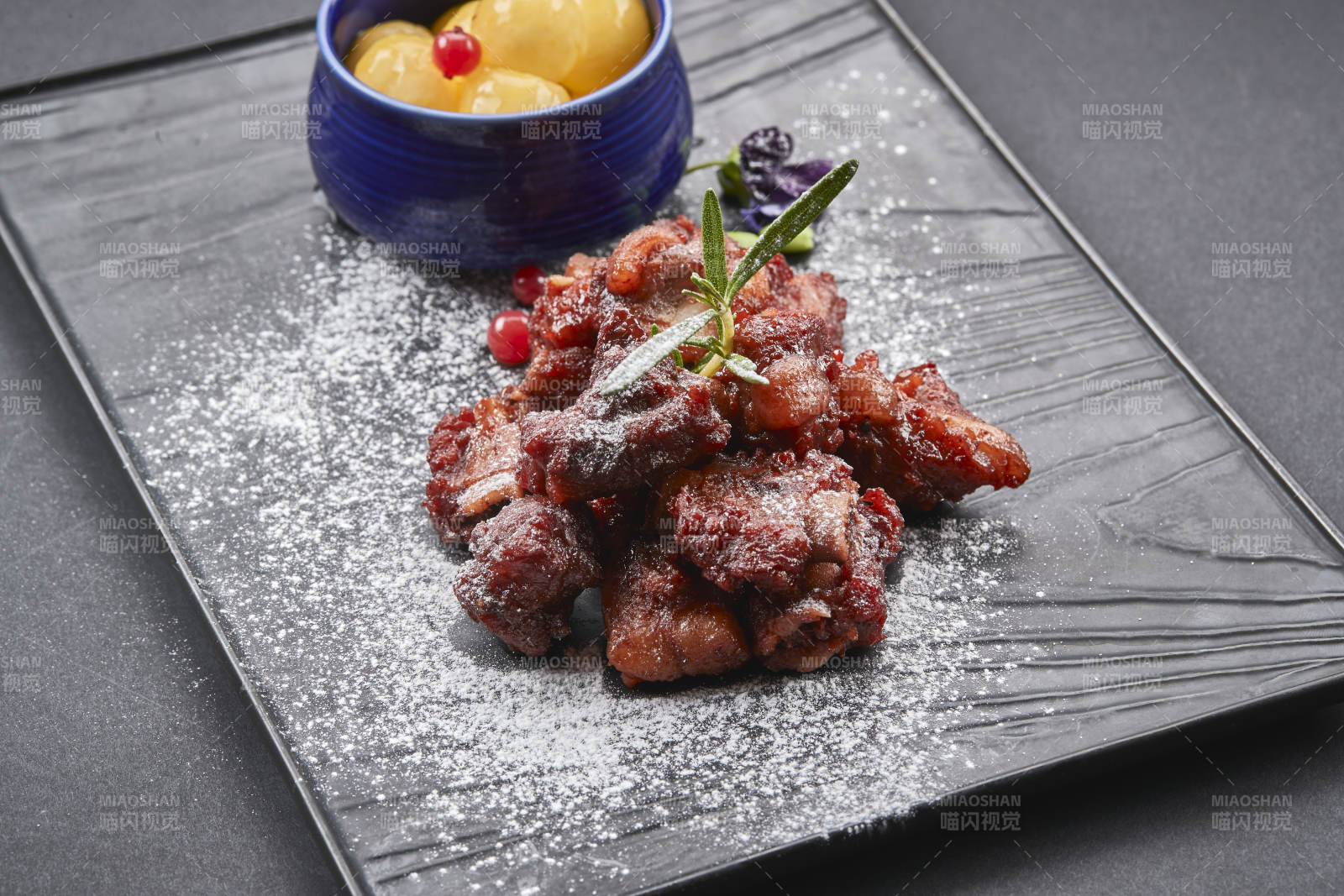 精美凉菜撒粉糖醋小排骨图片