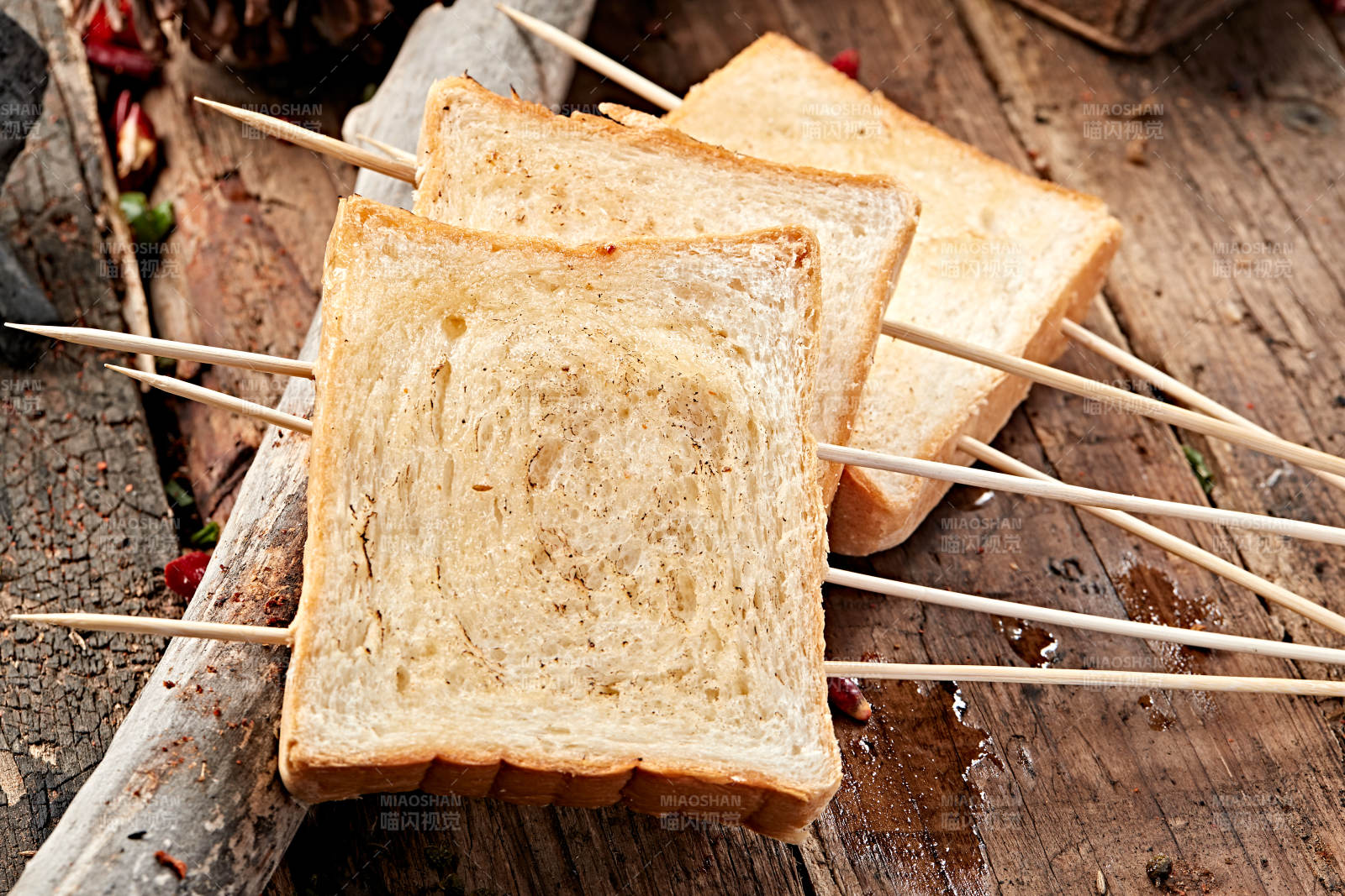 炭烤全麦面包片图片