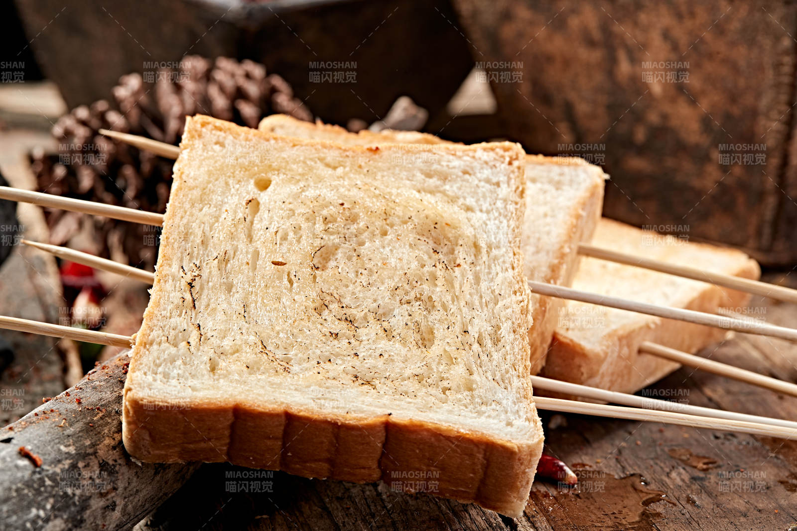 炭烤全麦面包片图片