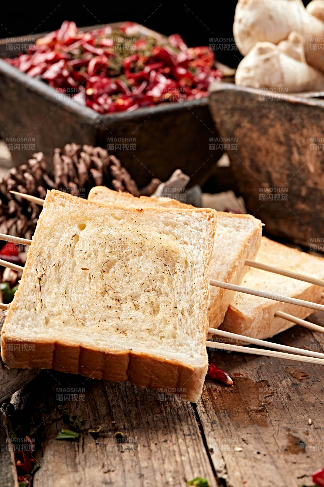 炭烤全麦面包片图片