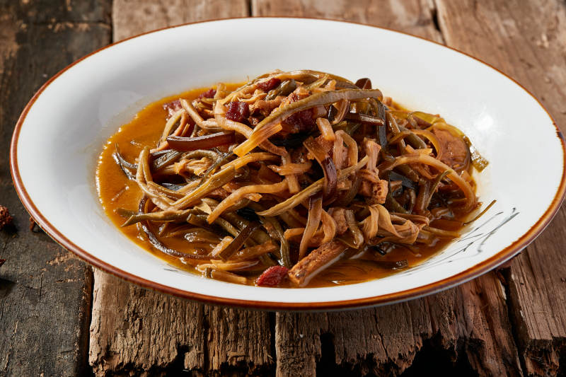 海带豆干黄花菜炖红烧肉图片