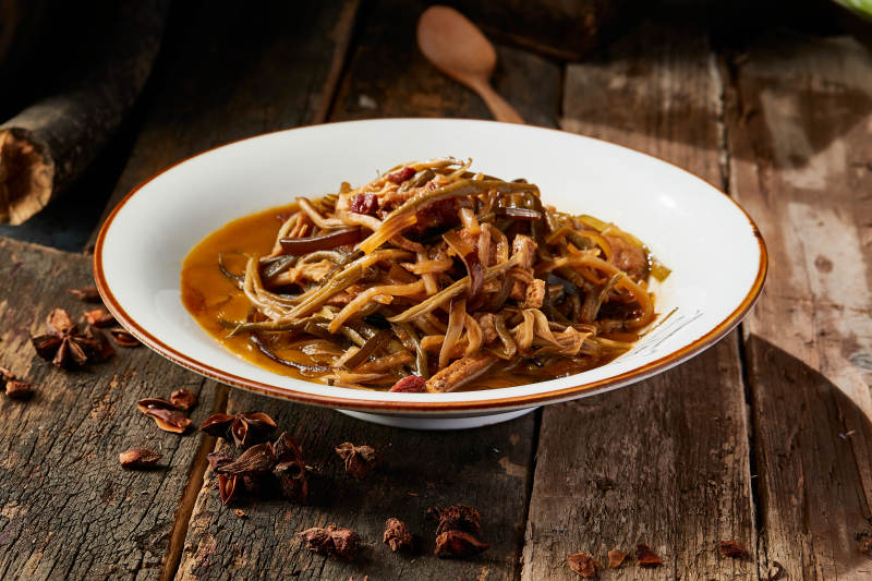 海带豆干黄花菜炖红烧肉图片