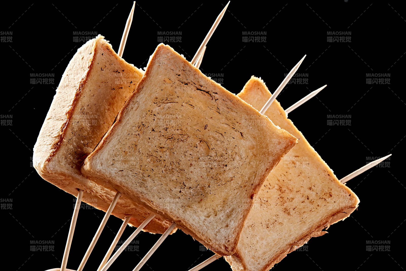 炭烤全麦面包片图片