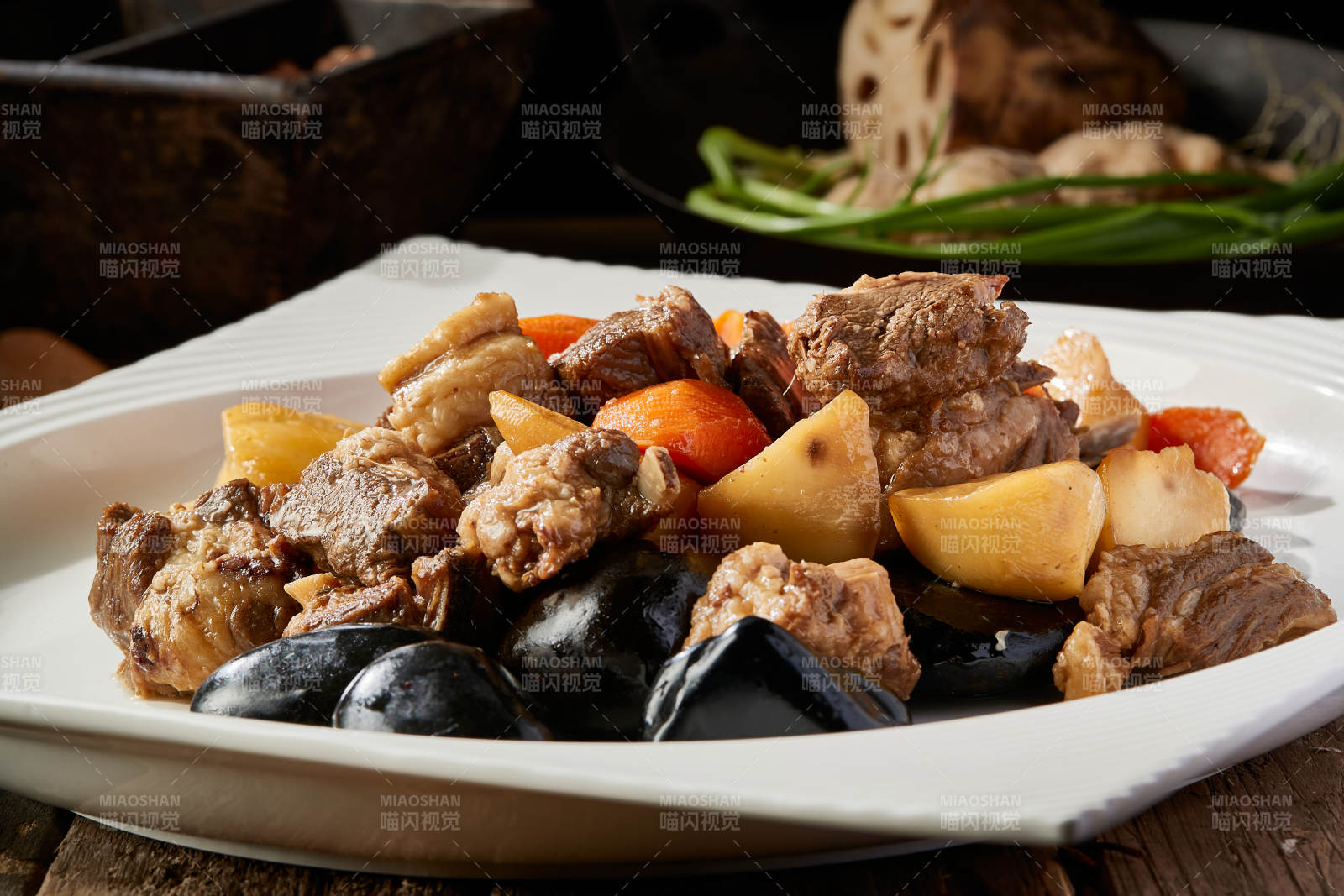 岩烧加热的胡萝卜土豆炖牛肉图片