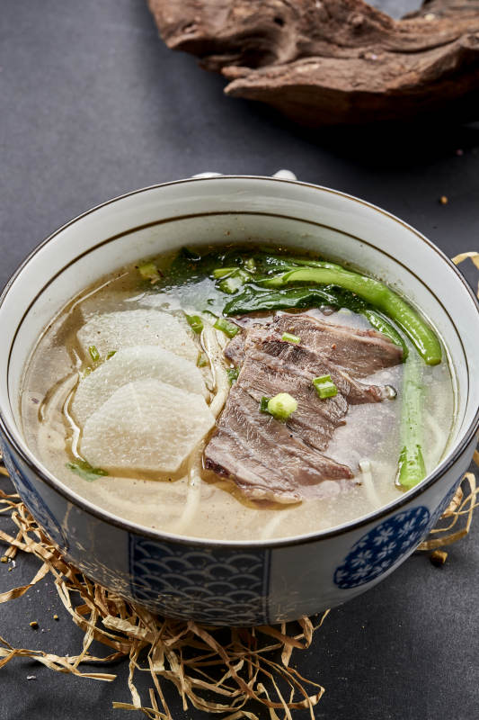 飘着大块牛肉萝卜青菜的兰州拉面图片