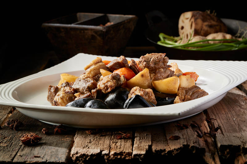 岩烧加热的胡萝卜土豆炖牛肉图片