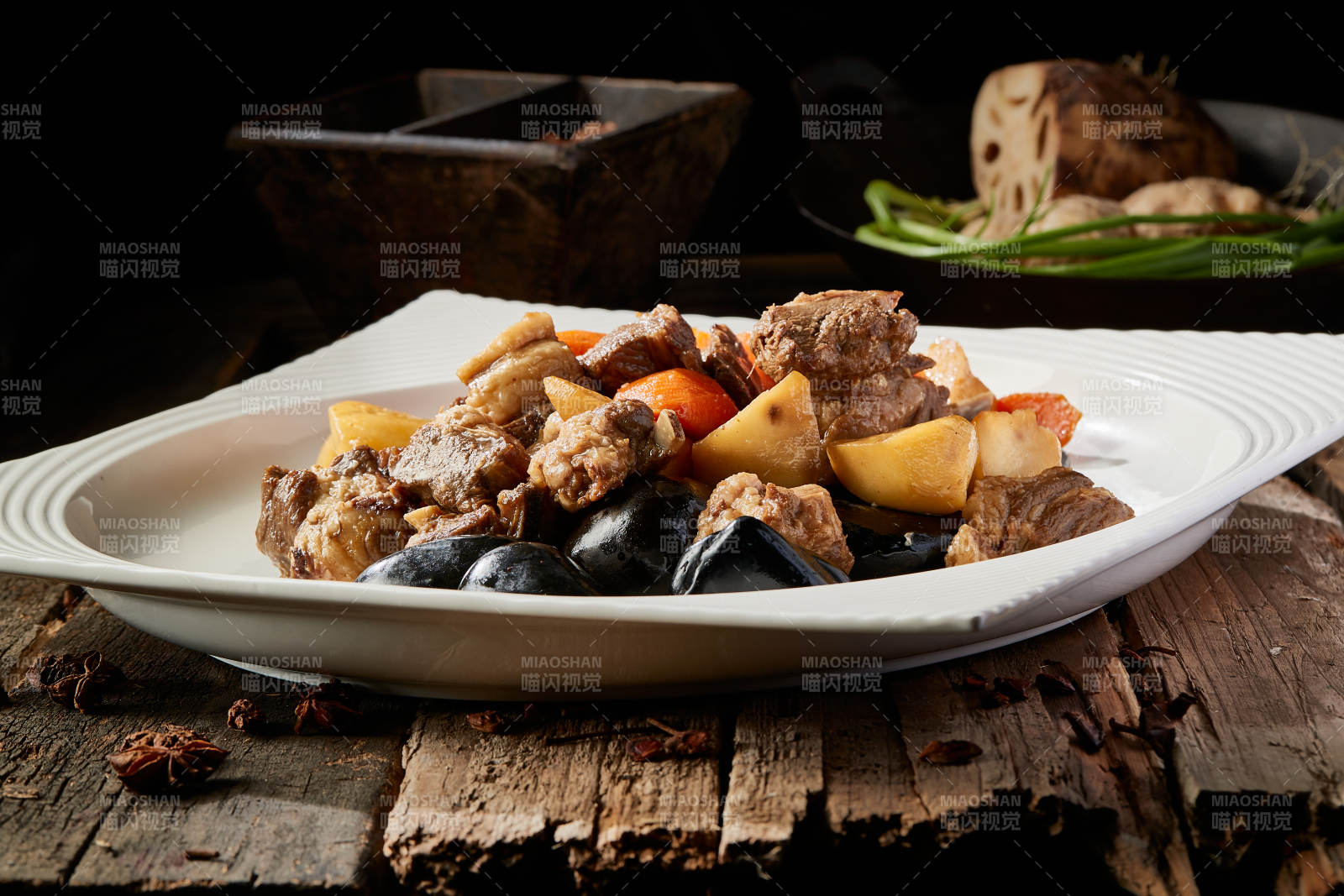 岩烧加热的胡萝卜土豆炖牛肉图片