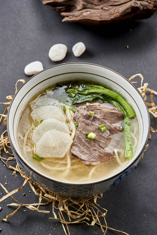飘着大块牛肉萝卜青菜的兰州拉面图片