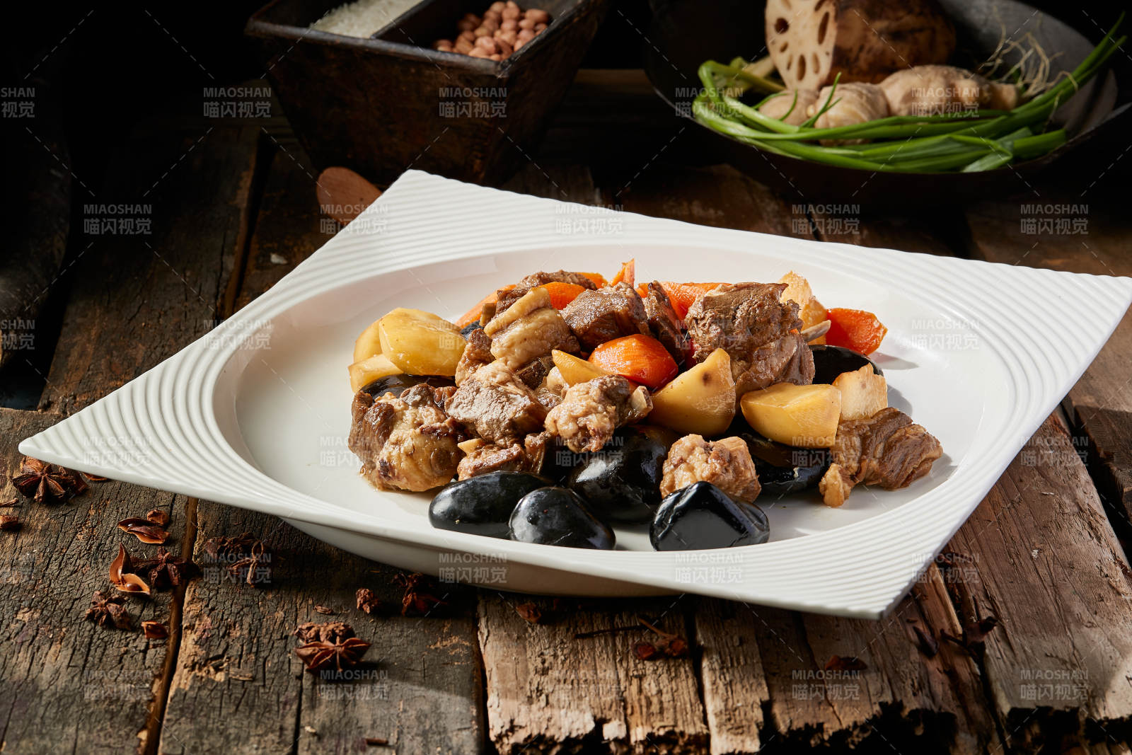 岩烧加热的胡萝卜土豆炖牛肉图片