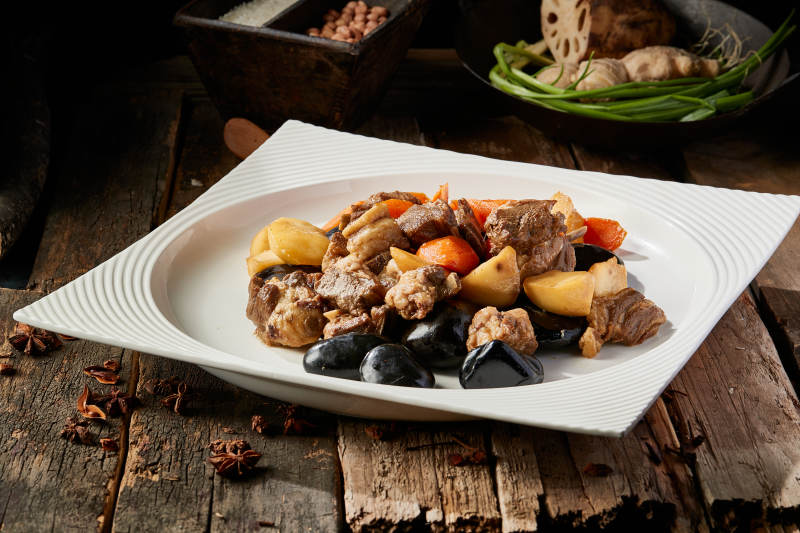 岩烧加热的胡萝卜土豆炖牛肉图片